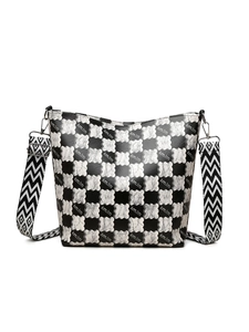 Vue détaillée du sac cabas à damier noir et blanc avec une large bandoulière à motifs