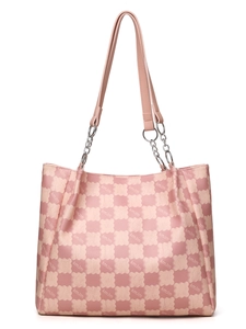 Détail du cabas rose à motif damier en cuir synthétique avec bandoulière à chaîne