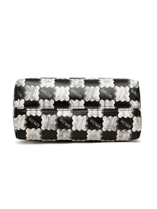 Vue détaillée du fond d'un grand sac cabas à damier avec motif floral et texture en cuir