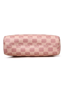 Vue détaillée du fond d'un sac cabas à carreaux roses avec coutures nettes et motif kmJm