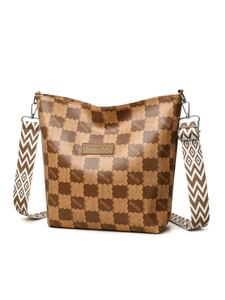 Détail du logo et du motif à damier sur la surface de ce sac fourre-tout chic