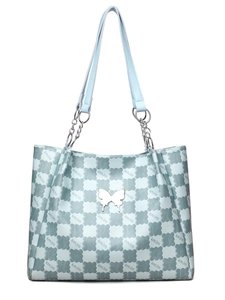 Détail du sac cabas bleu clair avec breloque papillon argentée et anse en chaîne