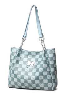 Détail du sac cabas bleu clair avec papillons gaufrés et icône papillon en métal argenté