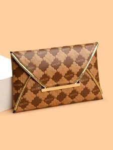 Détail de pochette enveloppe marron à motif trèfle avec bordures dorées luxueuses
