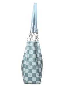 Détail du sac cabas bleu clair avec motif et bandoulière chaîne en métal argenté