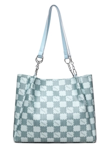 Détail du sac cabas en cuir bleu clair avec motif à carreaux et anneaux métalliques polis