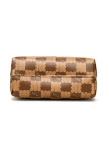 Détail macro d'une pochette en cuir monogramme marron avec coutures et fermeture éclair