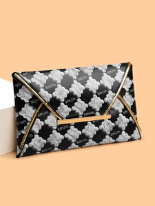 Détail d'une pochette enveloppe avec motif trèfle, texture lychee et boucle dorée