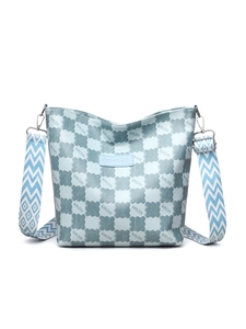 Détail du sac cabas bleu clair à damier avec imprimé KMJM et large bandoulière géométrique