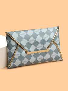 Détail de la pochette enveloppe gris clair avec motif trèfle et finitions dorées