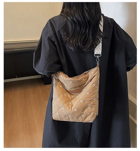 Détail du sac cabas matelassé marron avec broderie de nœuds et bandoulière tissée