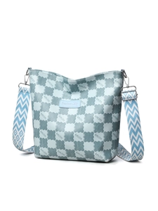 Détail du sac seau bleu menthe en cuir grainé avec bandoulière tissée géométrique