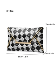 Détail de la pochette enveloppe à trèfles montrant les dimensions 30x17x2cm et garniture dorée