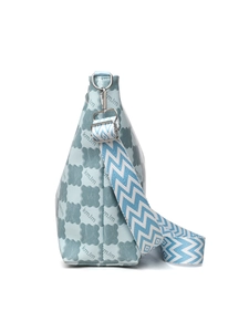 Détail du sac cabas bleu clair avec large bandoulière tissée à motif géométrique
