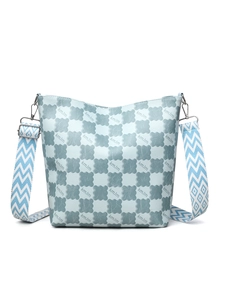 Détail du sac seau bleu clair à damier avec bandoulière tissée et texture en relief