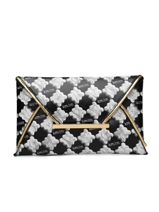 Détail de la pochette enveloppe noire à motifs floraux argentés et fermoir doré
