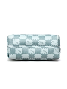 Détail du motif trèfle à damier et des coutures précises sur un grand sac cabas bleu clair