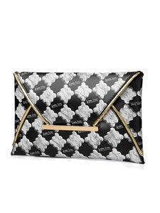 Détail de pochette enveloppe avec motif logo argenté et fermoir métallique doré