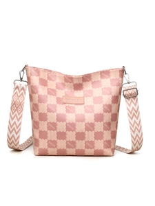 Détail du cabas à damier rose avec imprimés de lettres et bandoulière tissée géométrique