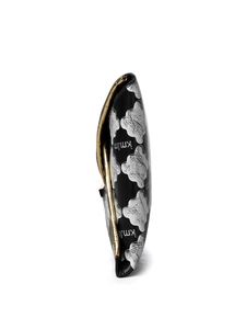 Vue détaillée de la pochette enveloppe en cuir noir avec imprimé floral et garniture dorée