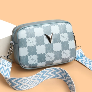 Sac bandoulière bleu à motif damier avec logo en métal V et large sangle tissée