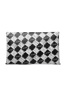 Détail du motif trèfle sur pochette enveloppe en cuir noir avec logo de marque kmjm
