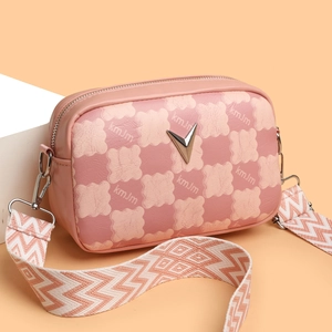 Sac bandoulière rose à motif damier avec sangle tissée géométrique réglable
