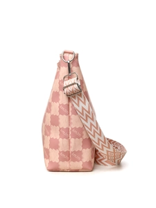 Détail du sac cabas à damier rose avec bandoulière large à motifs et crochets en métal