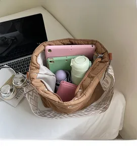 Grand sac cabas matelassé marron avec intérieur spacieux pour tablette et accessoires