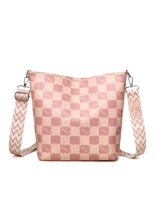 Détail du sac seau à damier rose avec sangle géométrique et crochets argentés