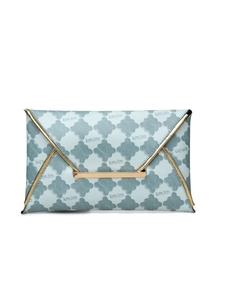 Détail d'une pochette enveloppe bleu clair avec motifs trèfles et bordure en V dorée
