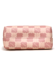Détail de la base du sac en cuir PU à damier rose et beige avec coutures soignées