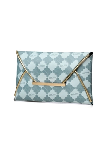 Détail de la pochette enveloppe vert menthe avec motifs géométriques et barre dorée