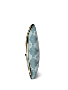 Vue latérale d'une pochette enveloppe bleu clair avec motif trèfle embossé et cadre en métal doré