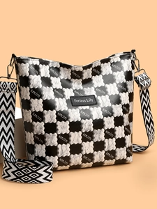 Détail du sac cabas à damier avec motifs d'ours et bandoulière géométrique tissée