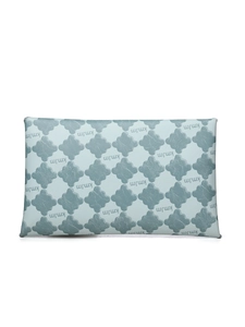 Gros plan sur l'enveloppe en cuir bleu clair avec motifs trèfle gaufrés et logo kmJm