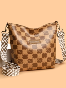 Détail du sac cabas à damier avec motifs ours et large bandoulière amovible élégante