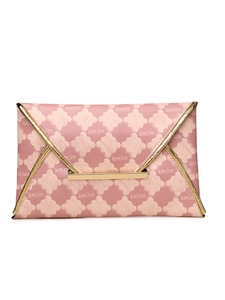Détail de la pochette enveloppe rose avec motif trèfle et finitions métalliques dorées