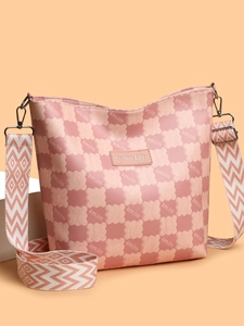 Détail du sac cabas damier rose montrant le cuir grainé et la bandoulière tissée