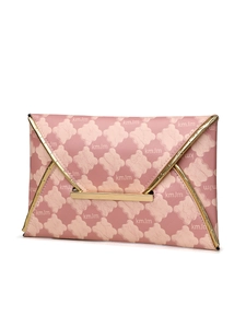 Vue détaillée d'une pochette enveloppe rose à monogramme avec bordure en métal doré