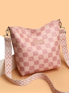 Sac fourre-tout rose à damier avec bandoulière en jacquard et crochets métalliques