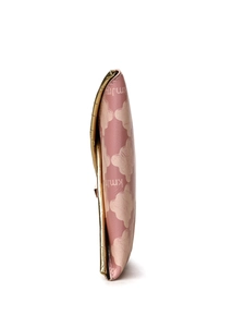 Vue latérale de la pochette enveloppe rose avec motif trèfle et doublure dorée
