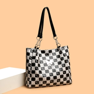 Sac fourre-tout à damier avec boucle papillon argentée et bandoulière en chaîne métal