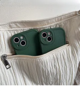Détail de la poche zippée arrière du sac en toile pouvant contenir deux téléphones