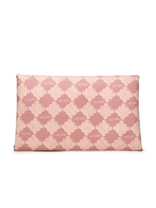 Gros plan sur le motif trèfle rose et le logo de cette pochette enveloppe élégante