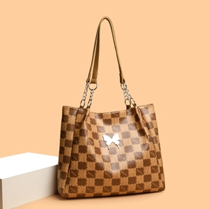 Grand sac cabas marron à carreaux avec boucle papillon et bandoulière chaîne élégante