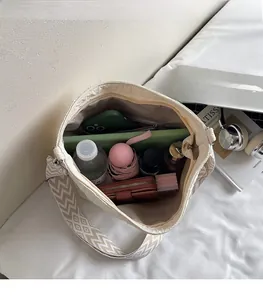 Intérieur spacieux d'un sac cabas en toile montrant une grande capacité d'accueil