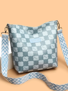 Détail du sac cabas à damier bleu avec étiquette de marque et bandoulière tissée