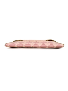 Détail d'une pochette enveloppe en cuir rose avec bordure dorée et motif monogramme