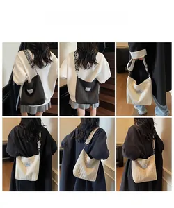 Collage de sacs cabas en toile plissée noir, blanc et beige avec bandoulières ondulées